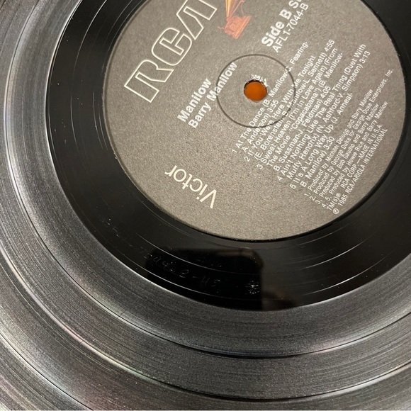 Manilow Self  titled vinyl record from 1985 - Picture 6 of 6